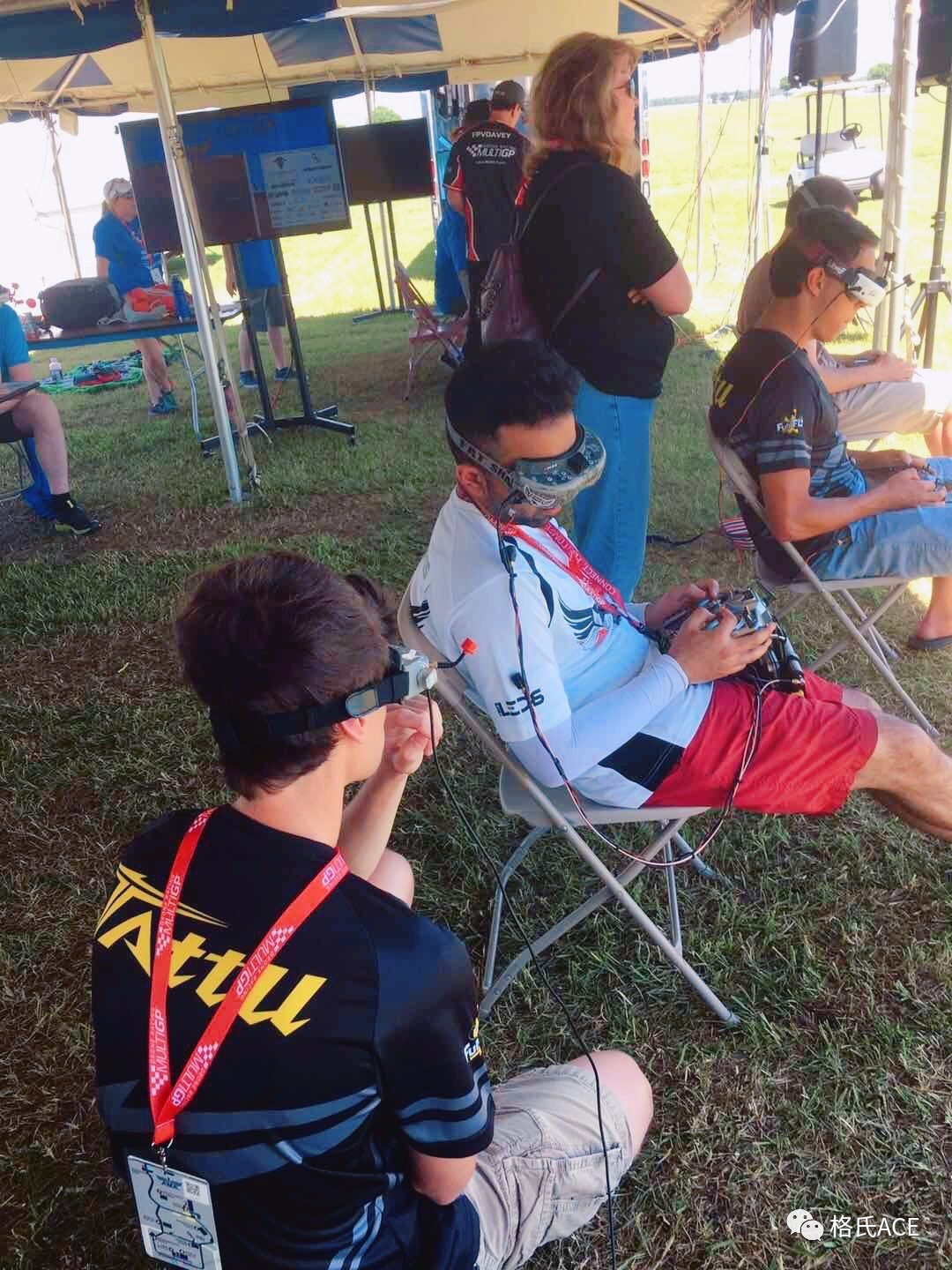 比賽中的無人機選手 比賽中的無人機選手