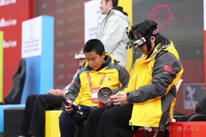 左張丹維、右羅一萌